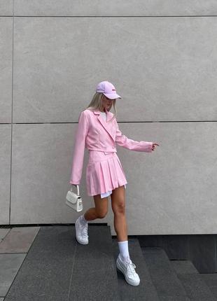 Трендовый костюм жакет укороченный на пуговицах юбка тенниска с высокой посадкой короткая свободного кроя2 фото