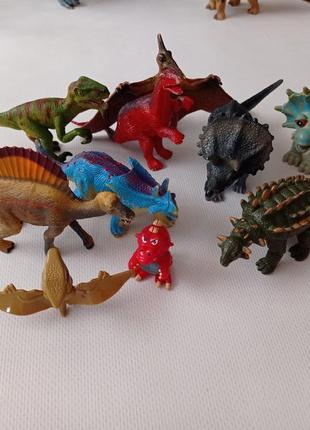 Набір фігурок динозаврів.