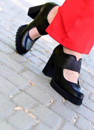 Черные туфли на устойчивом каблуке резинка.1 фото