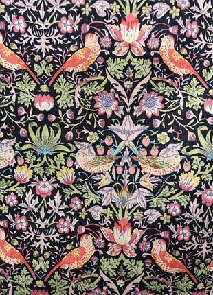 Величезний вибір гарних блуз і сорочок.