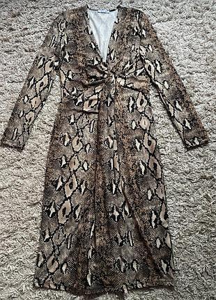 Платье в змеиный принт zara