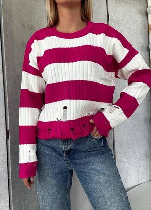 Рваний светр у смужку