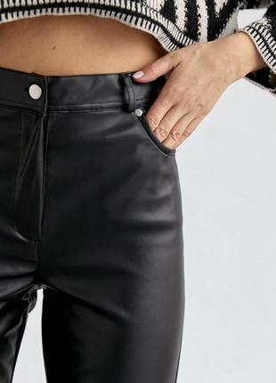 Брюки женские черные из кожзаменителя с высокой посадкой кожуры кожаные кожаные кожаные брюки4 фото