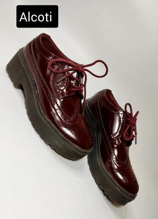 Оксфорди жіночі туфлі на платформі бордового кольору лаковані від бренду alcott 36