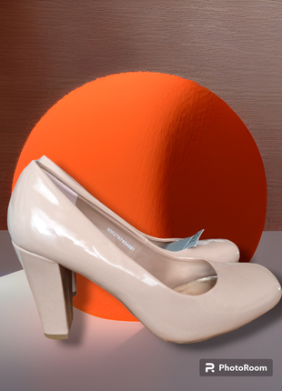 Женские туфли на каблуке классические базовые бежевого цвета лаковые новые