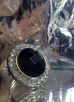 Кольцо с большим камнем