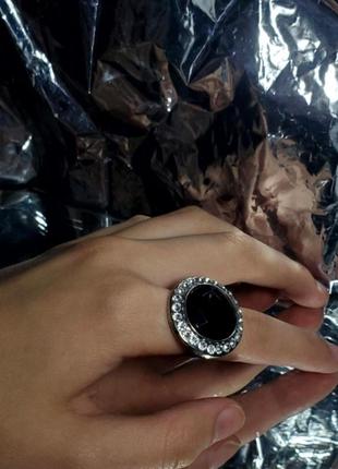 Кольцо с большим камнем