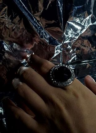 Кольцо с большим камнем