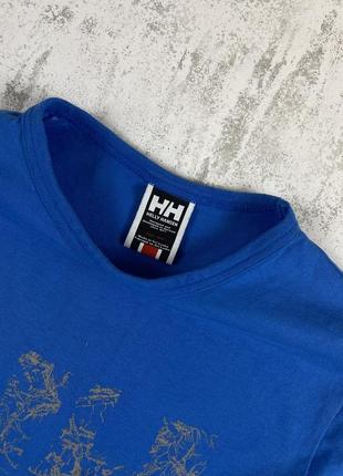 Helly hansen: синяя футболка с крупным принтом - яркий акцент вашего образа!5 фото