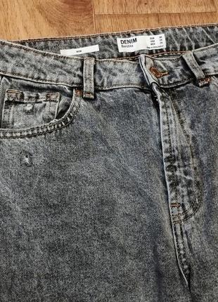 Серые джинсы mom bershka