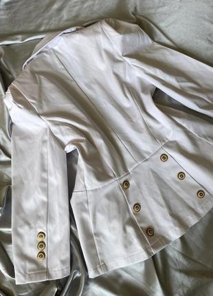 Белый базовый пиджак old money с золотыми пуговицами2 фото