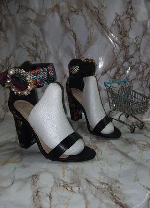 Чорні високі босоніжки з вишивками на високих широких підборах