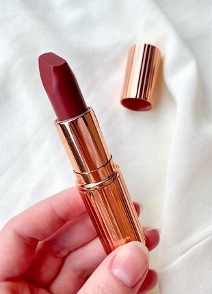 Культова стійка матова помада charlotte tilbury matte revolution pillow talk medium