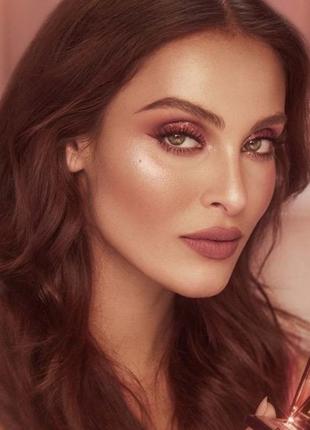 Культовая стойкая матовая помада charlotte tilbury matte revolution pillow talk medium10 фото