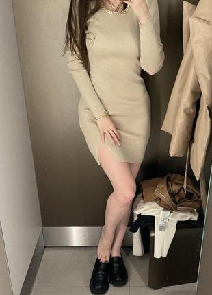 Классное базовое платье бежевого цвета