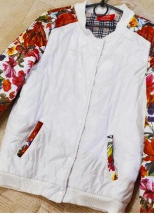 Куртка бомбер, стьобаная, с цветочным принтом на рукаве,  размер с,м2 фото