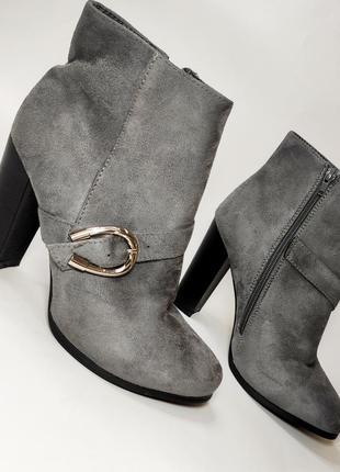 Ботинки женские ботльоны серого цвета на каблуке под замшу от бренда90i footwear 85 фото