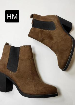 Сапоги женские челси коричневого цвета на толстых каблуках от бренда hm 393 фото