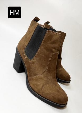 Сапоги женские челси коричневого цвета на толстых каблуках от бренда hm 391 фото