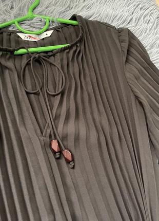 Zara стильна довга сукня плаття пліссе із свіжих колекцій4 фото