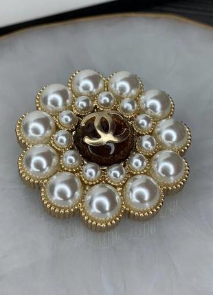 Брендовий брошка у формі квітки з перлами позолота