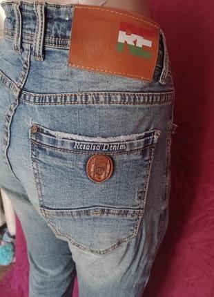 Resalsa. фірмові джинси низька посадка талія з потертостями звужені