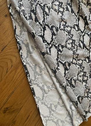 Неймовірна сукня міді на брителях в анімалістичний принт з розрізами3 фото