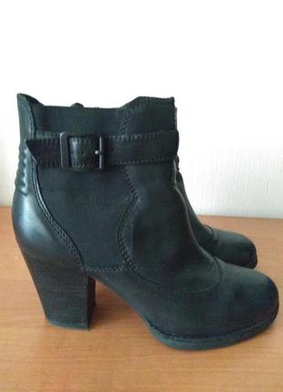 Женские кожаные ботильоны clarks.