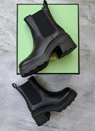 Женские демисезонные кожаные ботинки челси