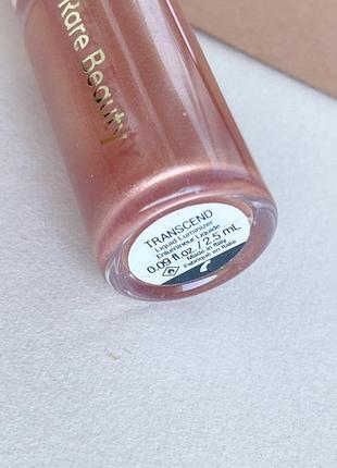 Хайлайтер rare beauty by selena gomez liquid luminizer the positive light оттенок transcend 2,5 мл2 фото
