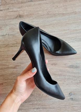 Черные туфли кожаные на каблуках minelli
