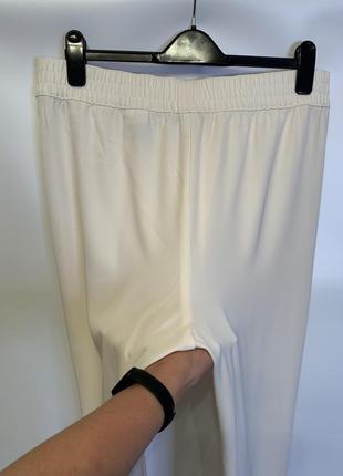 Кремовые брюки на резинке стрелкой6 фото