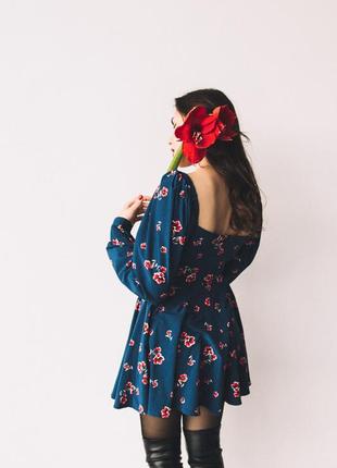 Стильное мини платье-мини в красные цветы5 фото