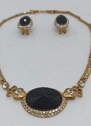 Набор бижутерии ожерелье и сережки из золотистого металла с черными стеклянным камнями
