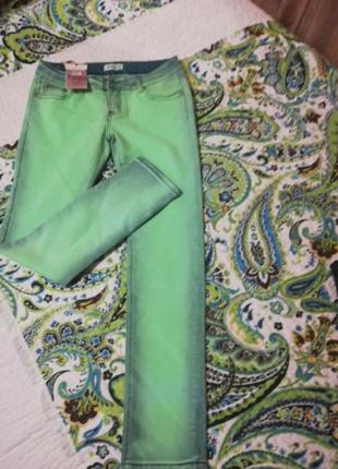 Джинсы зеленые