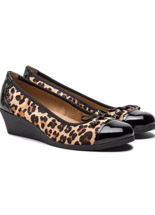 Кожаные женские леопардовые туфли лодочки на танкетке животный анималистичный принтcaprice 37-38 размер