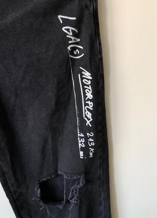 Джинси з написами, джинсові штани bershka графіті з діркою5 фото