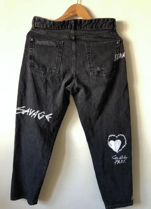 Джинси з написами, джинсові штани bershka графіті з діркою7 фото