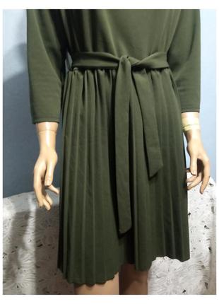 Женское лаконичное платье с поясом и гофрированной юбкой креп хаки 46-481 фото