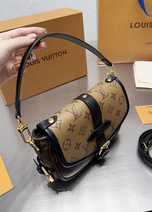 Женская сумка с ручкой бежевая с коричневым луи3 фото