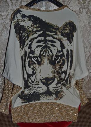 Ажурний светр попереду і з малюнком мордочки тигра на спинці