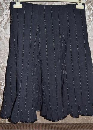 Спідниця-шестиклинка чорна з атласними бантиками і оборкою3 фото