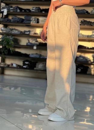 Стильные джинсовые брюки с высокой посадкой на резинке свободного прямого кроя широкие...