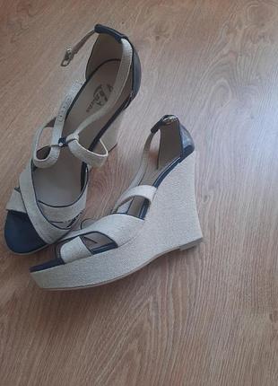 Сандалии bata 40р