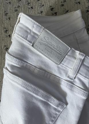 Белые джинсы superdry sophia skinny high waist6 фото