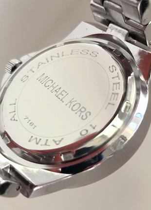 Серебристые наручные часы для женщин с камушками вокруг циферблата и на браслете4 фото