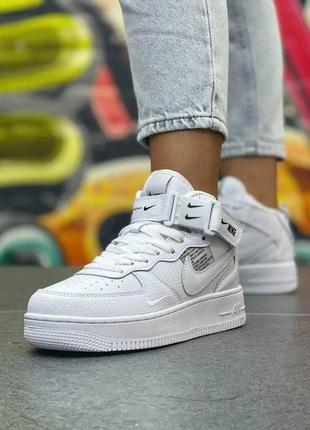 Жіночі високі шкіряні білі кросівки nike air force 1 mid9 фото