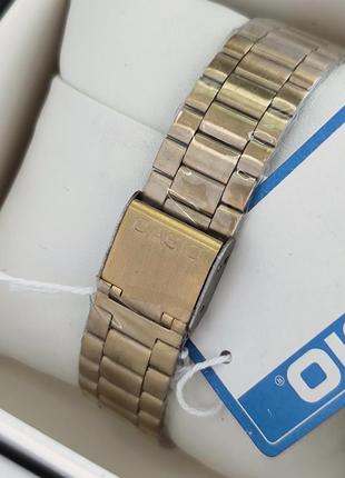 Металлические наручные электронные часы золотого цвета с подсветкой4 фото