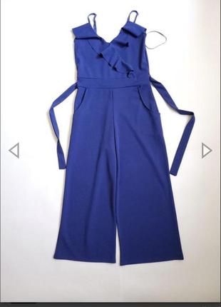 Яркий комбез с карманами и поясом.