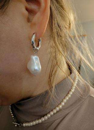 Сережки серьги кульчики кільця сріблясті зі штучним перлом жемчугом стильні модні нові3 фото